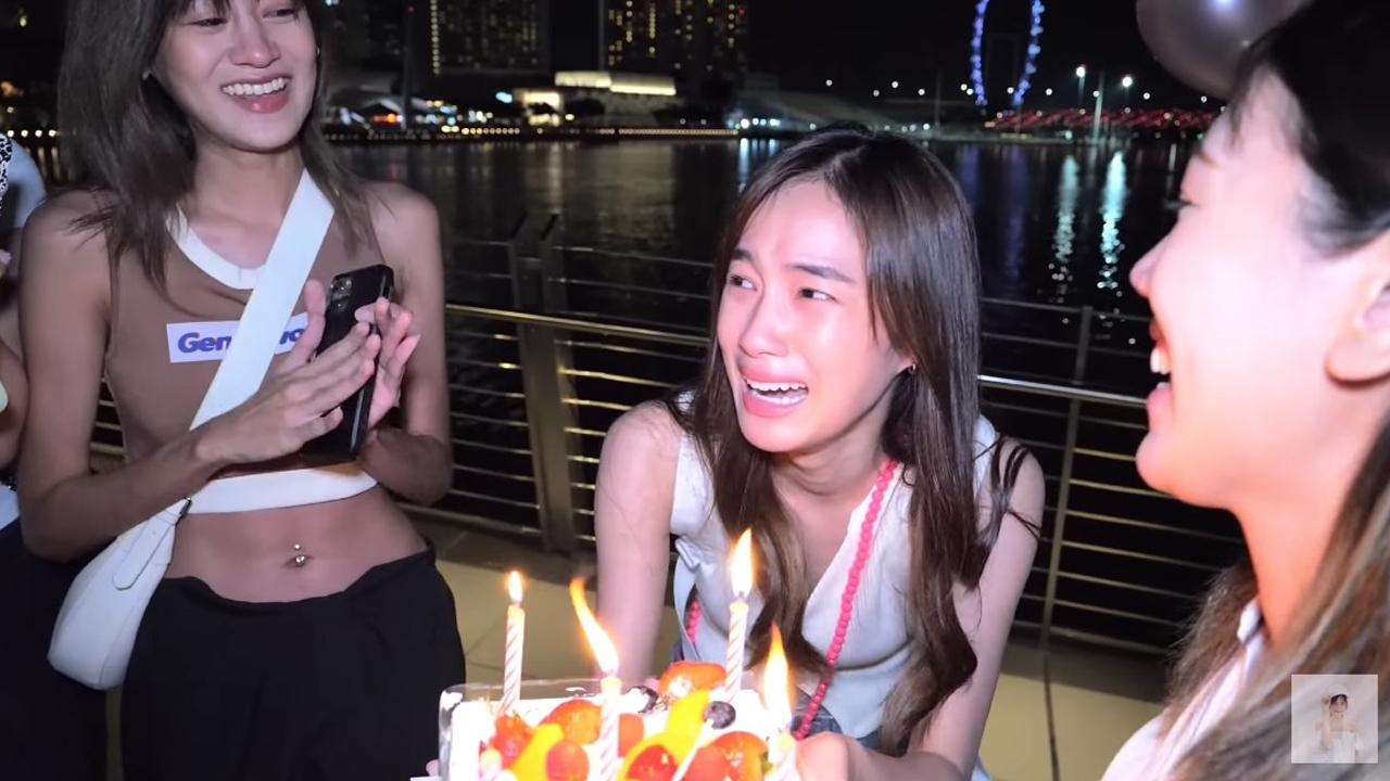 เก๋ไก๋ สไลเดอร์ น้ำตาแตก เจอเพื่อนรักจัดเซอร์ไพรส์วันเกิดให้ที่สิงคโปร์