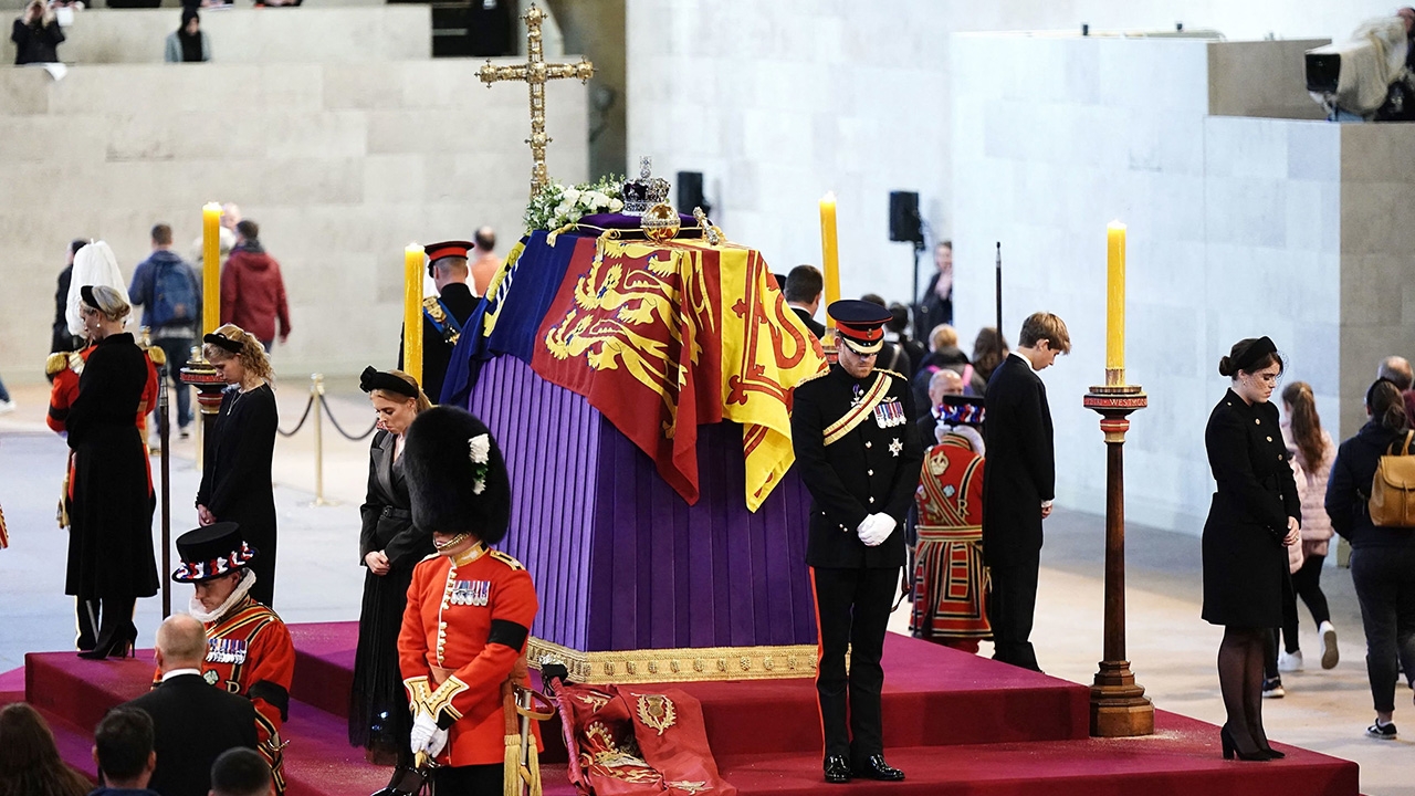ใช้ 142 ทหารเรือเชิญพระบรมศพควีนเอลิซาเบธที่ 2 สู่วังวินด์เซอร์