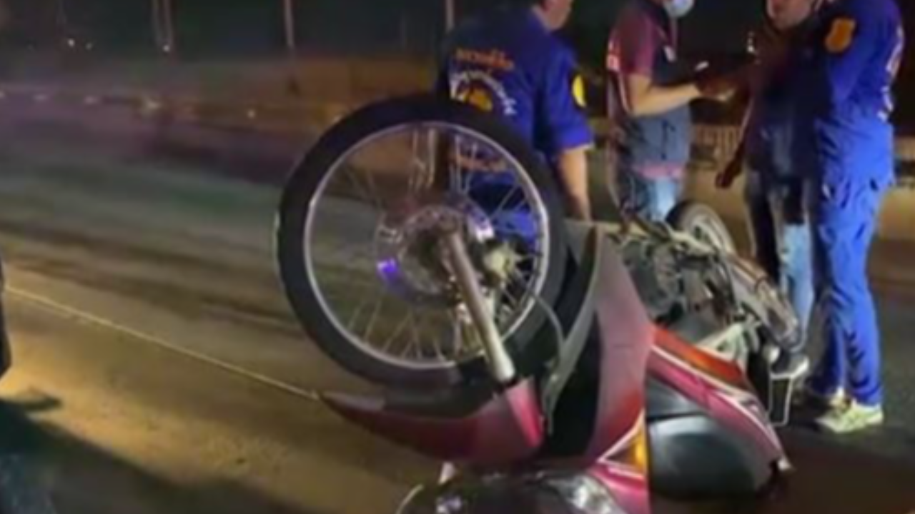 หนุ่ม 34 ขี่เวฟเสยท้ายวีโก้ หงายท้องล้อชี้ฟ้า สลดเป็นศพจมเลือดคาถนน