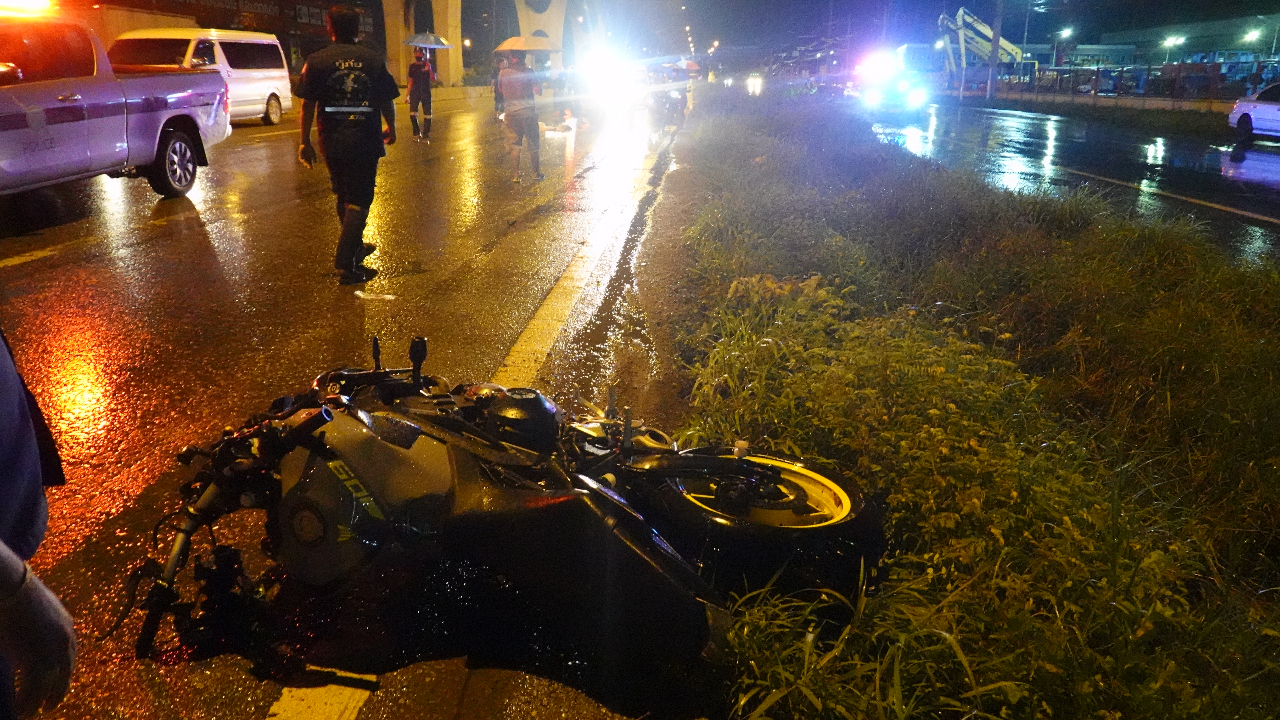 "สนั่นยูเทิร์น" บิ๊กไบค์ชน จยย. 2 ป้ากระเด็นตายคู่-หนุ่ม 21 เจ็บสาหัส