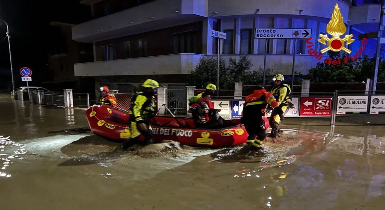  อิตาลีอ่วม น้ำท่วมฉับพลัน สึนามิโคลนถล่มเมืองทางภาคกลาง ตายอย่างน้อย 10 ศพ