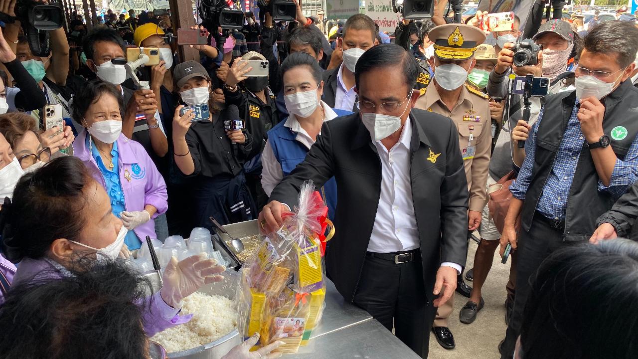 “พล.อ.ประยุทธ์” เตือนชาวบ้านระยอง น้ำท่วมนานระวังโรคฉี่หนู สั่งช่วยเขตเมืองก่อน