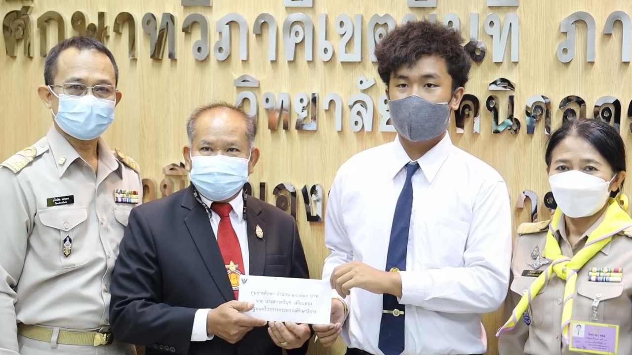 แห่มอบทุน 2 ฮีโร่ "น้องบอส-น้องบาส" ขอบคุณลุงป้อม ให้เงินซื้อมือถือใหม่  