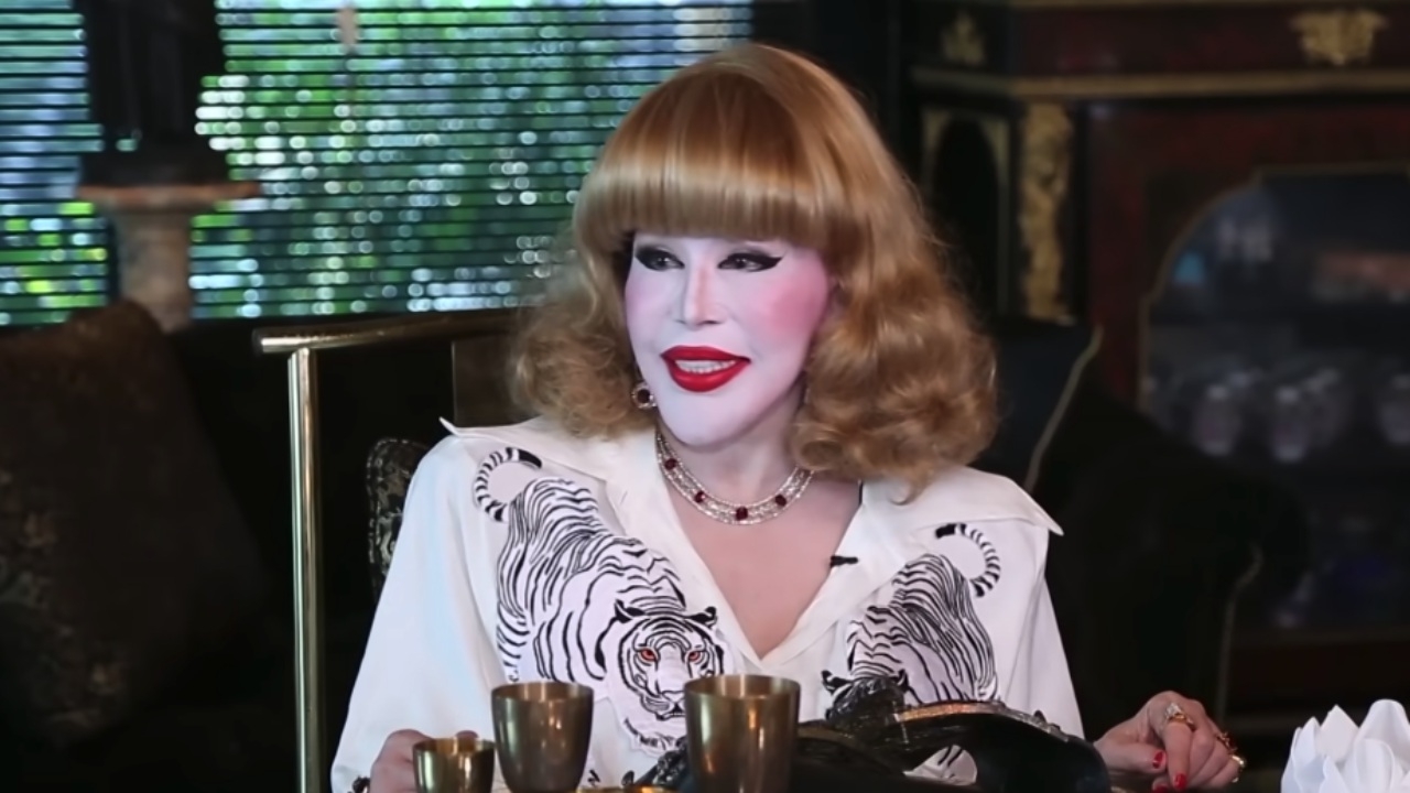 เปิดคฤหาสน์ "ไฮโซสุมณี" แม้แต่ชักโครกยังเป็นทองคำแท้