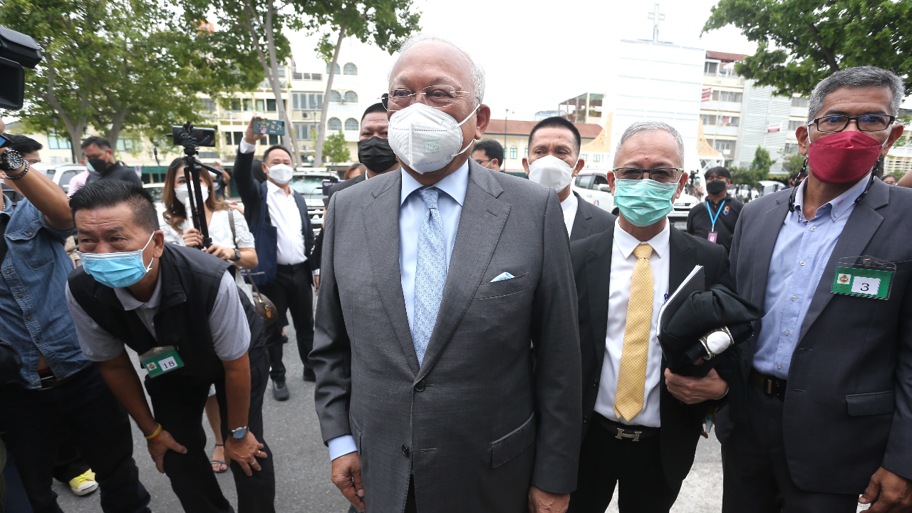 “สุเทพ” พร้อมพวก เข้าฟังคำพิพากษาคดีสร้างแฟลตตำรวจ ยันไม่ได้ทุจริต