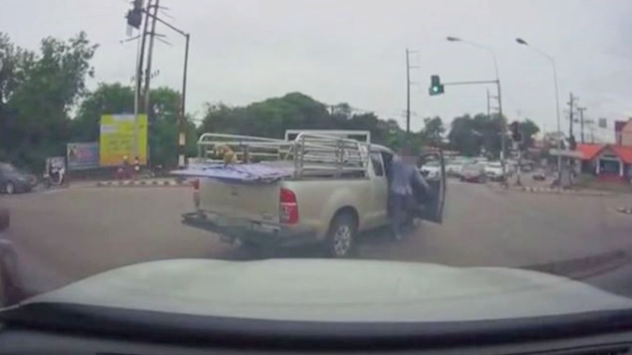 "กระบะหัวร้อน" เบียดหวังแซง ถูกบีบแตรใส่ ฉุนปาดหน้า-จอดด่ากลางไฟแดง (คลิป)