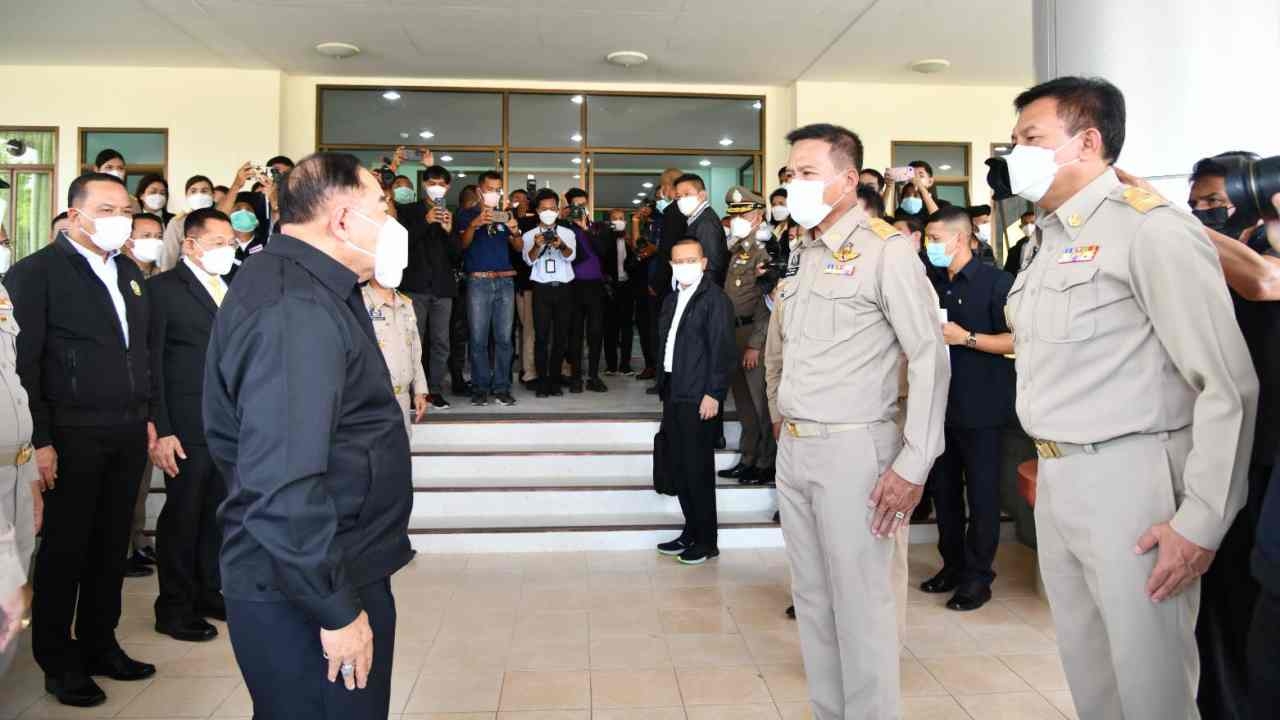 คอหวยลุ้นรวยงวดใหม่ ส่องทะเบียนรถ "บิ๊กป้อม" ไปนราฯ เสี่ยงโชค