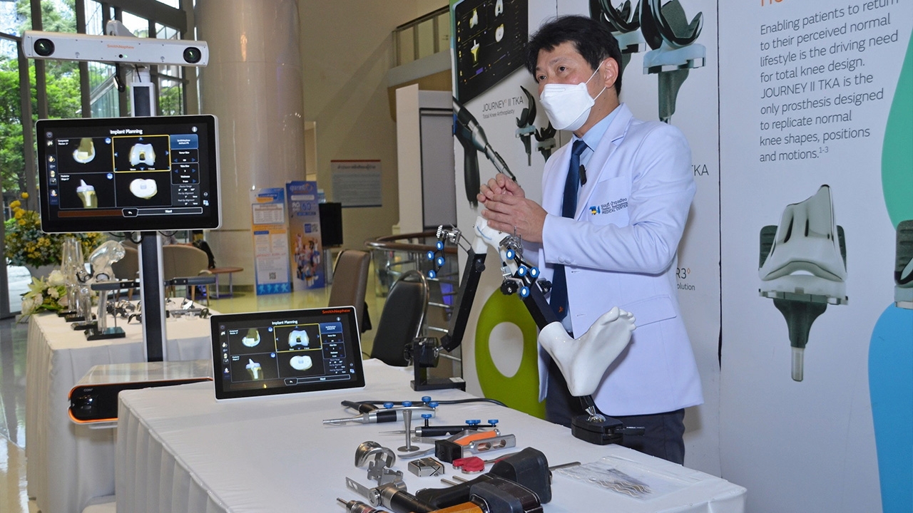 AI หุ่นยนต์อัจฉริยะ ผ่าตัดแผลเล็กข้อเข่า