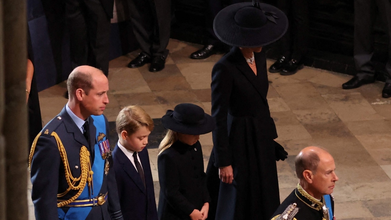 เจ้าชายจอร์จ เจ้าหญิงชาร์ลอตต์ ร่วมทรงพระดำเนิน ในพระราชพิธีพระบรมศพควีน