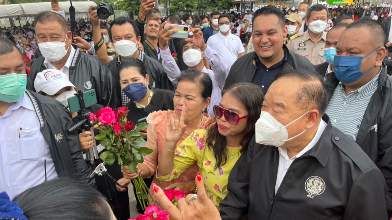 “ประวิตร” ปลื้ม ชาวบ้านแห่รับ เชียร์ “ลุงป้อมสู้ๆ” อวย ได้เป็นนายกฯ