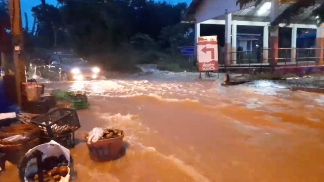ฝนถล่มวังน้ำเขียว น้ำป่าท่วมถนนไทยสามัคคีกว่า 500 ม. คาดแห้งหลัง 4 ทุ่ม