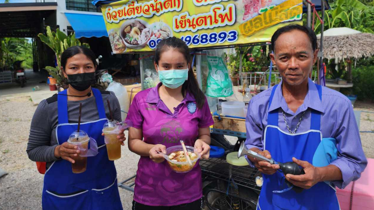พ่อค้าก๋วยเตี๋ยวรถเร่สู้ชีวิต ขาย 30 บาทเท่าเดิม แม้ทุกอย่างขึ้นราคา