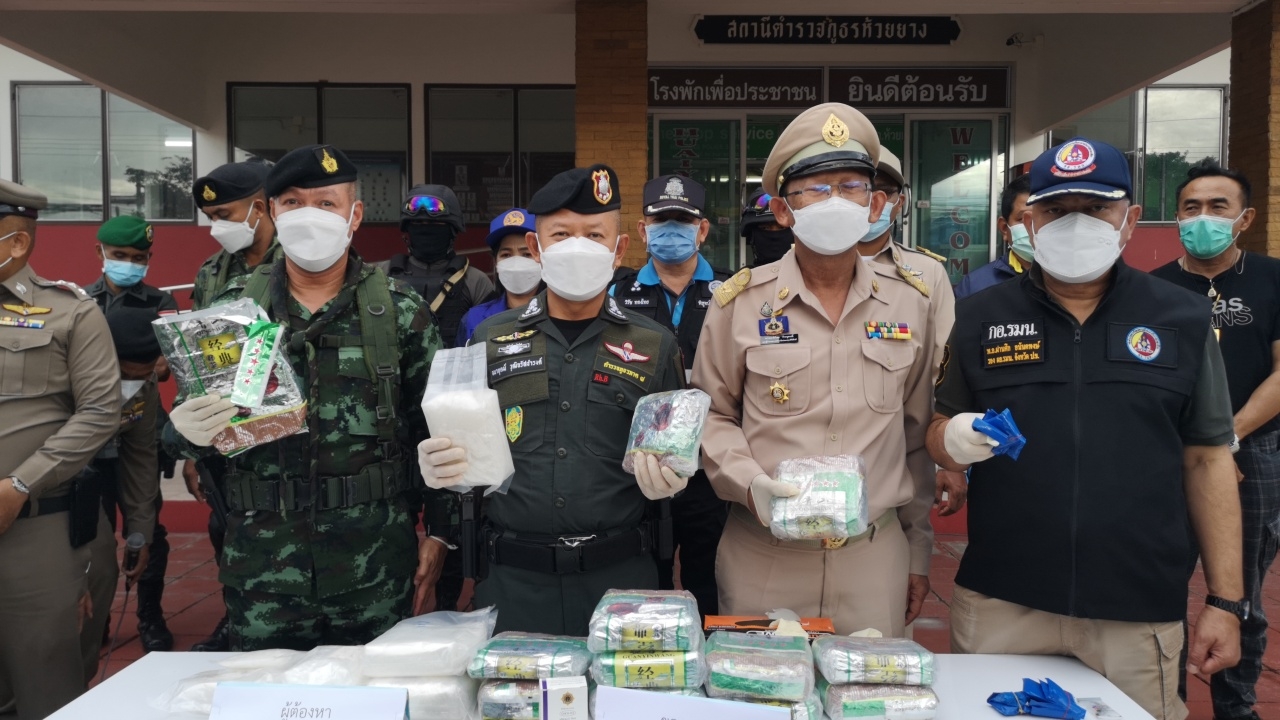 ตร.-ทหาร จับ 4 หนุ่ม ซุกไอซ์ ยาบ้า มูลค่า 17 ล้าน คาด่าน จ.ประจวบฯ