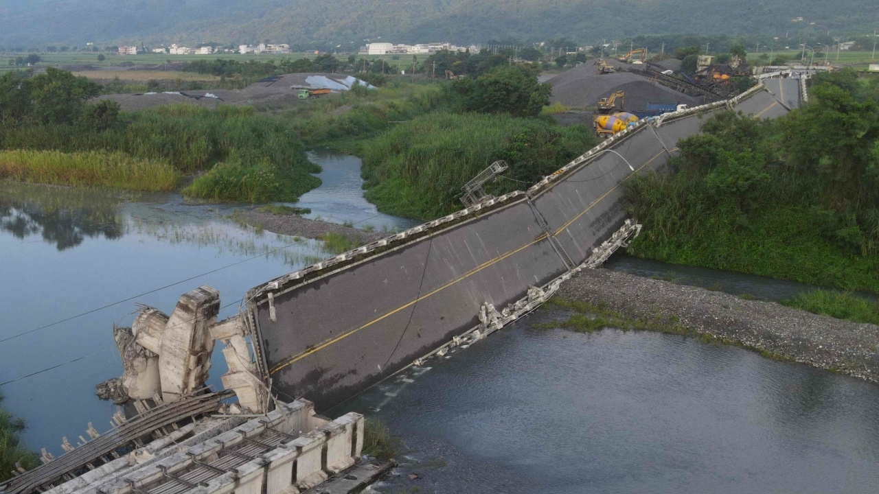 เขย่าแรง ไต้หวันส่งโดรนสำรวจ สะพานใหญ่พังยับ เจอแผ่นดินไหวขนาด 6.9 (คลิป)