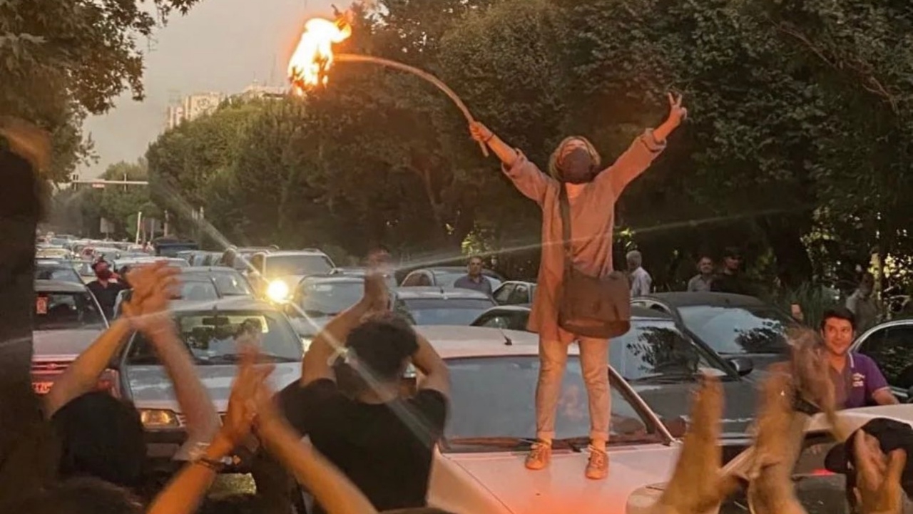 อิหร่านประท้วงเดือด หลังหญิงทำผิดกฎฮิญาบ เสียชีวิตหลังถูกตำรวจคุมตัว