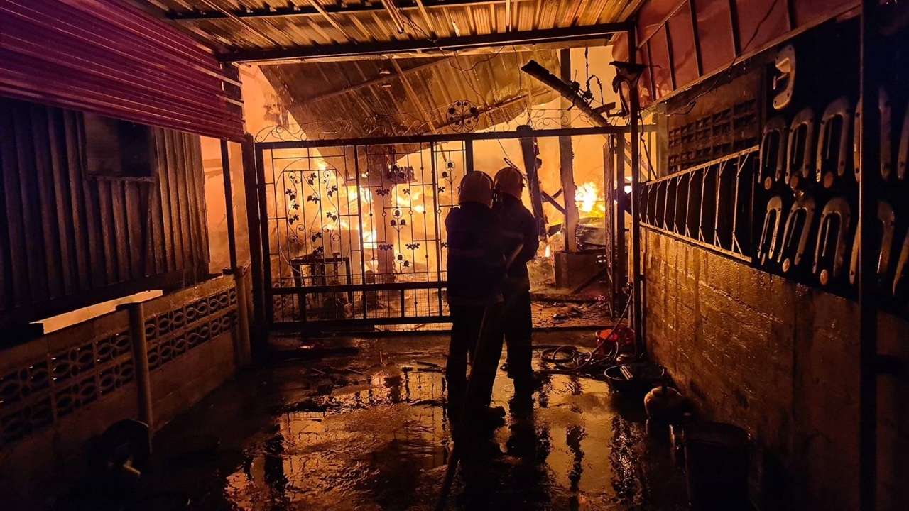 ไฟไหม้บ้านไม้กลางเมืองชลคลอกชายขาพิการดับ 1 พร้อมสุนัข 2 ตัว