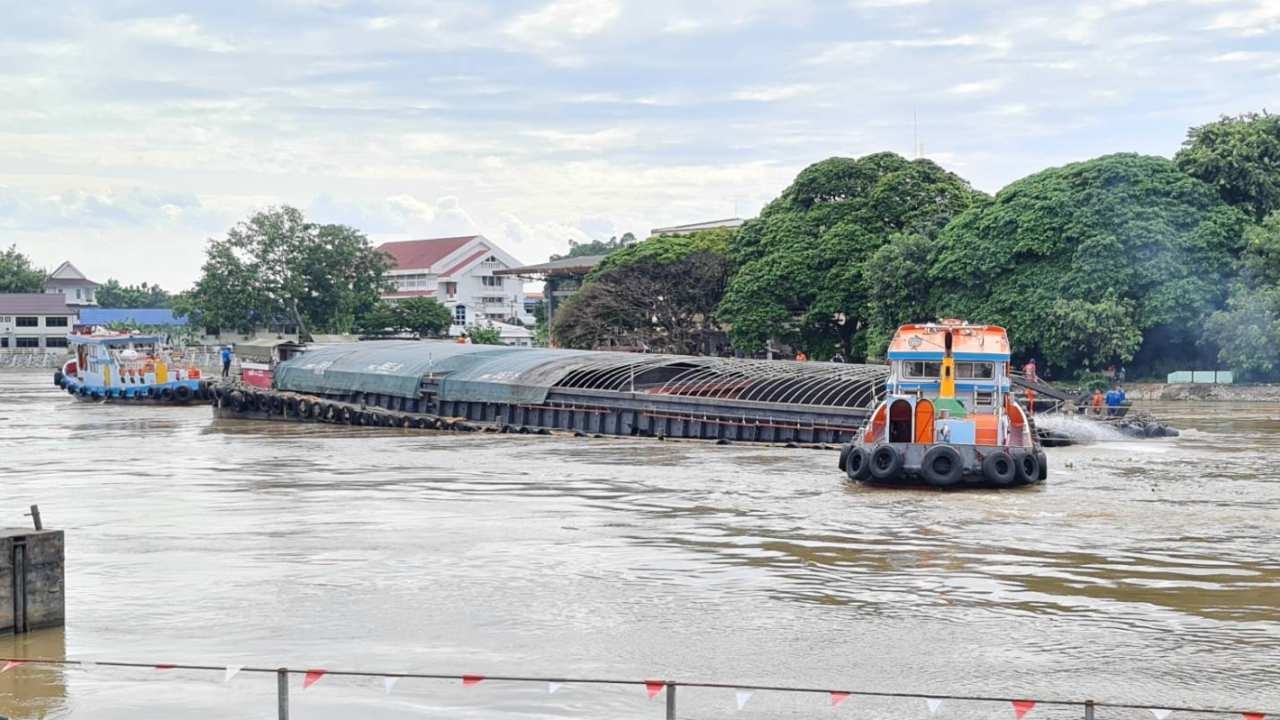 เร่งกู้เรือลำเลียงถ่านหิน กระแทกเขื่อนกันตลิ่งริมแม่น้ำป่าสักที่อยุธยา