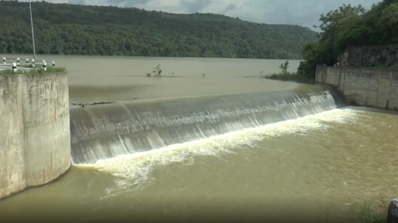 เตือนชาววังน้ำเขียว-ปักธงชัย ระวังน้ำล้นตลิ่งท่วมบ้าน หลังน้ำล้นอ่างลำเชียงสา