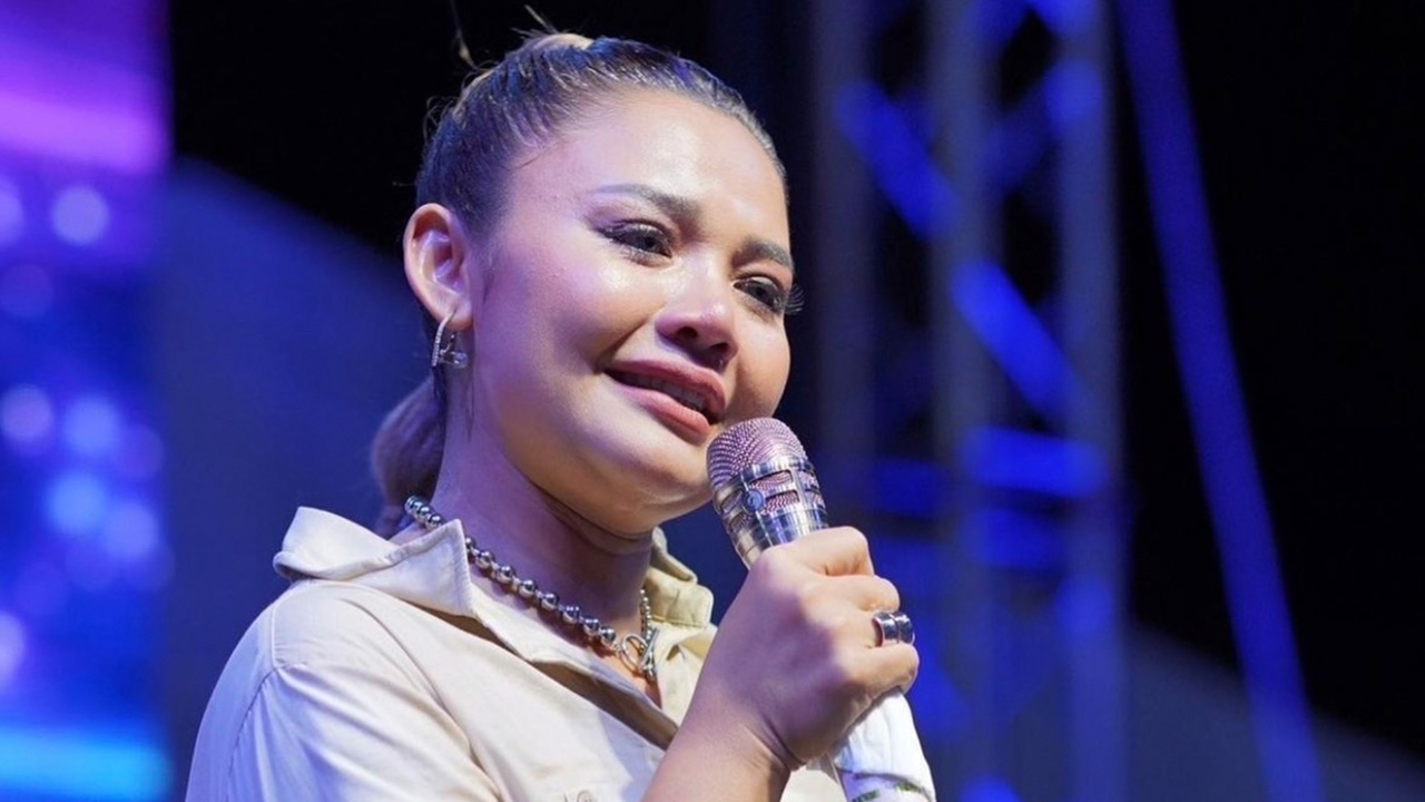 ไม่ลืมบุญคุณ ตั๊กแตน ชลดา มอบเงิน 2 ล้าน ให้ครูผู้สร้างชื่อจนมีวันนี้ (คลิป)