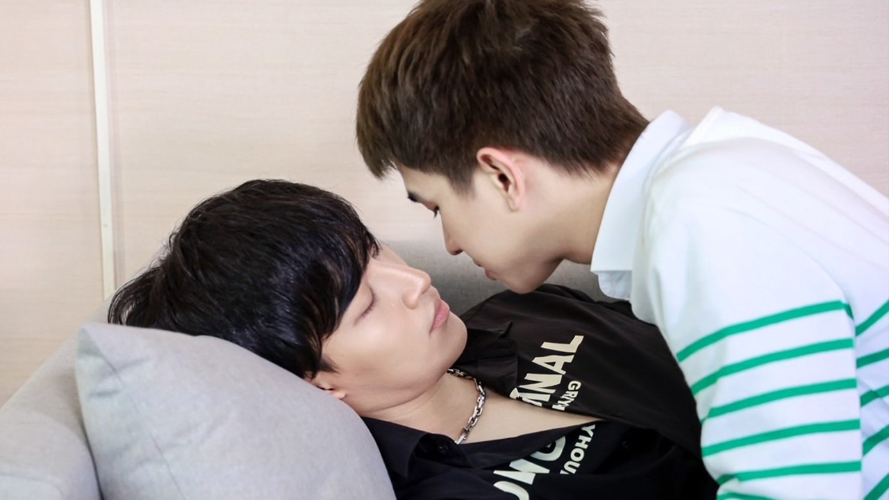 “โอห์ม-ฟลุ้ค” เสิร์ฟความฟิน กอดแนบแน่น ตกอยู่ในภวังค์รัก ใน ซีรีส์ "เลิฟ@นาย"