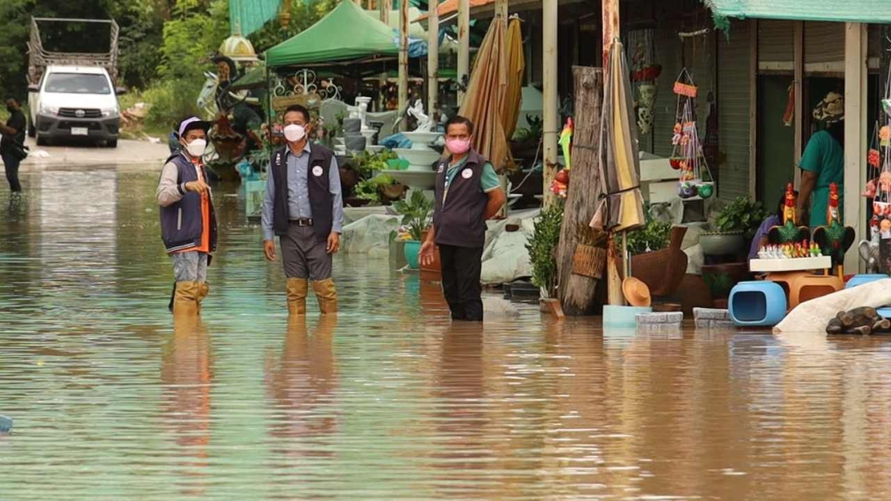 ผู้ว่าฯโคราช เตือนน้ำท่วมอย่าเข้าใกล้เสาไฟ จัดจนท.เฝ้าหน้าสถานศึกษา