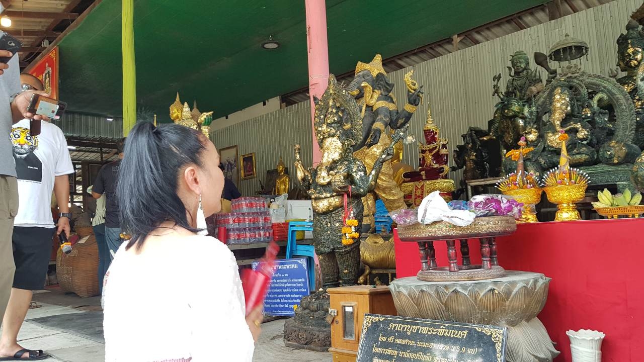 นักร้องสาวเสียงสวรรค์ มาขอพร "พระพิฆเนศ" คอหวยแห่ส่อง "เลขเด็ดงวดนี้" ลุ้นโชค