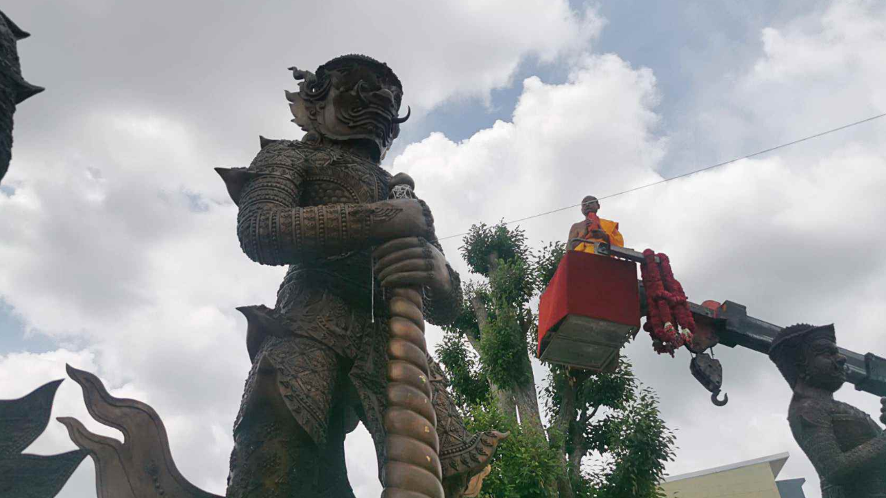 คอหวยส่อง "เลขเด็ด" พิธีอัญเชิญท้าวเวสสุวรรณ 3 องค์ ลุ้นโชคงวดนี้