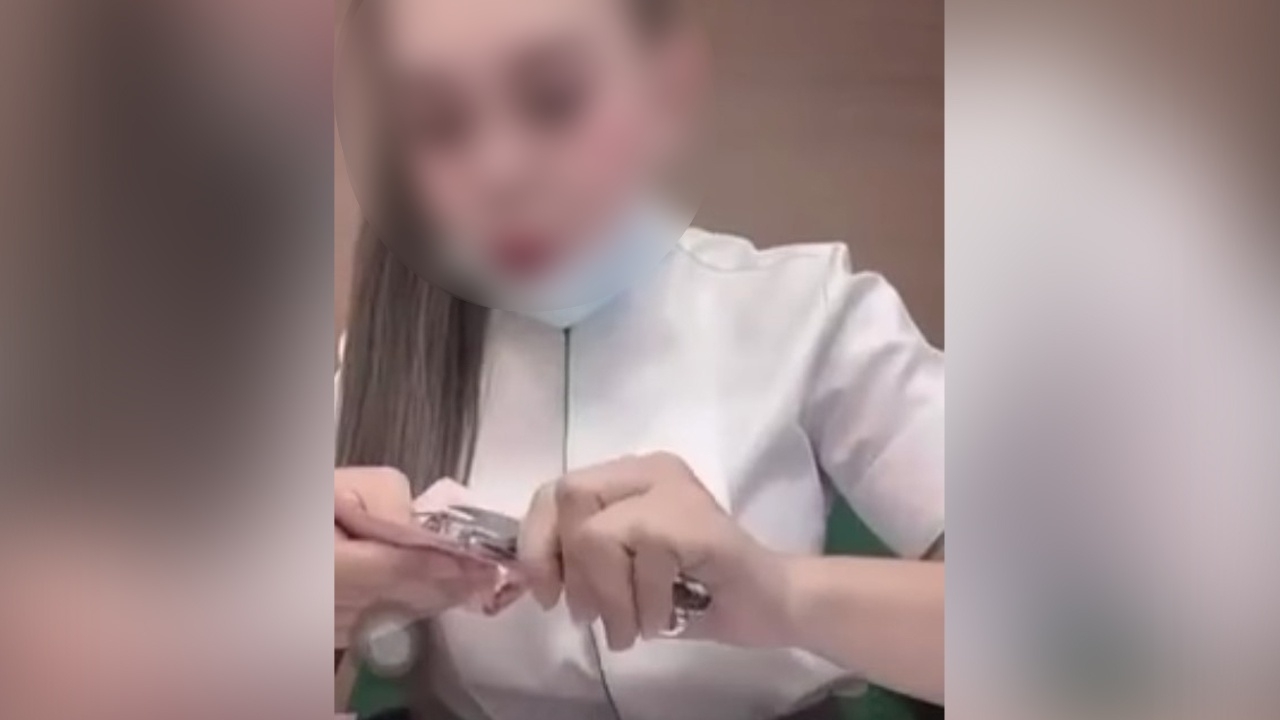 วิจารณ์สนั่น สาวแบงก์ไลฟ์นับเงิน สบถหยาบ หลังเจอลวดเย็บกระดาษในธนบัตรลูกค้า