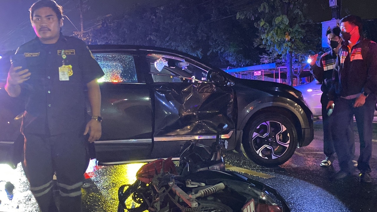 หนุ่มวัย 21 ปี ขับรถจยย.พุ่งชนรถซีอาร์วี กำลังออกจากซอย ดับคาที่ 1 ศพ