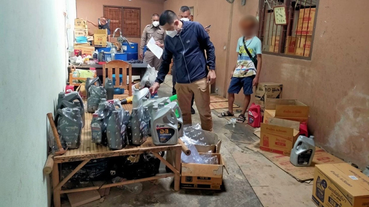 จับลอบผลิตน้ำมันเครื่อง ปลอมทั้งปตท.-เชลล์ เตือนดูฝาซีลไม่แน่น!