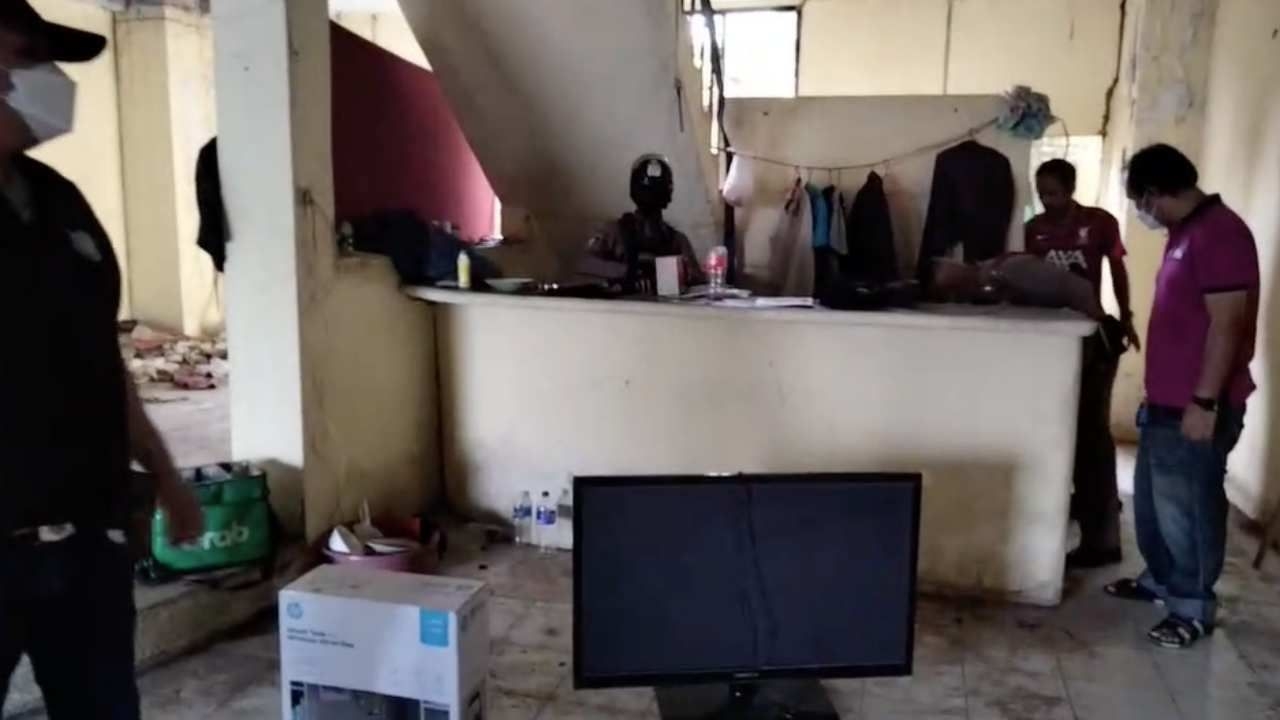 คนเร่ร่อนงัดร้านลักทีวี เจ้าทุกข์พา ตร.บุกตึกร้างเจอของที่หายแถมแผ่นโป๊เพียบ