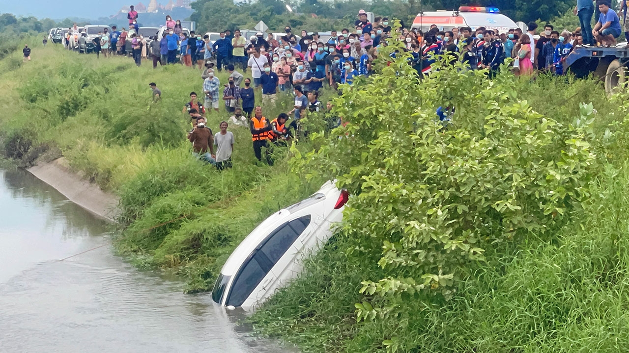 สลด ผอ.หญิง ขับเก๋งฝ่าสายฝน เสียหลักตกคลอง ดับทุรนศพคารถ