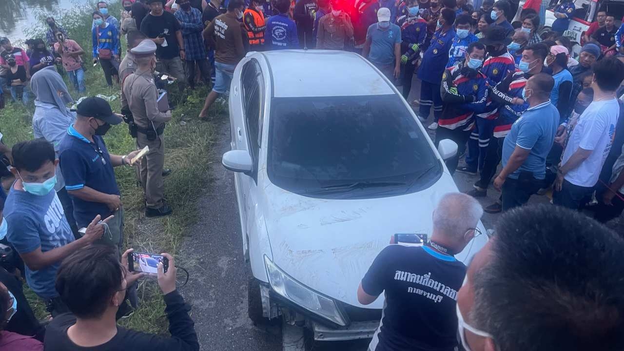 เจอแล้วรถเก๋ง ผอ.สาว จมคลองชลประทานร่างติดเบาะ พบตายเพราะขาดอากาศหายใจ