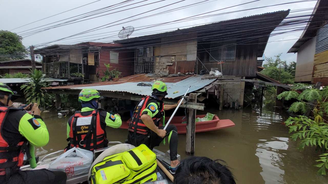 อุตุฯ เตือน "พายุโนรู" ฉบับที่ 2 กู้ภัยอุบลฯ ล่องเรือแจกข้าวช่วยน้ำท่วม