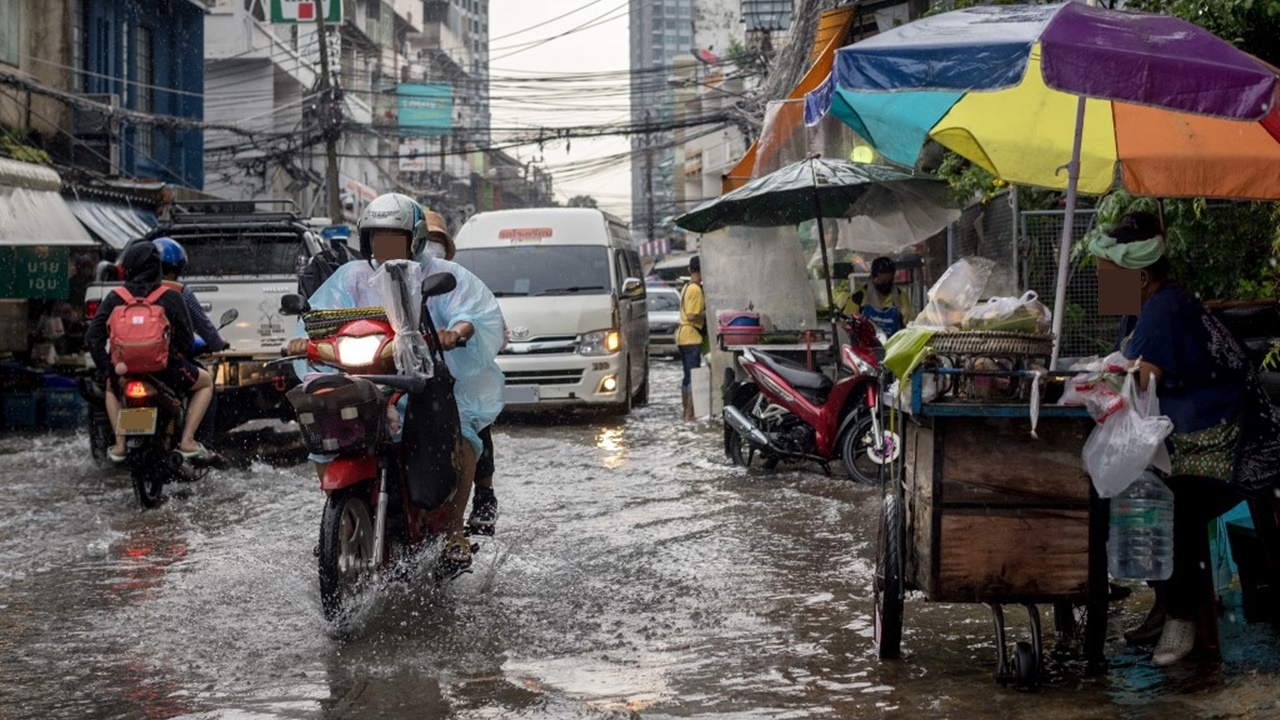 สภาพอากาศวันนี้ ฝนกระหน่ำทั่วไทย กทม.ฉ่ำร้อยละ 80 ระวังน้ำท่วมฉับพลัน