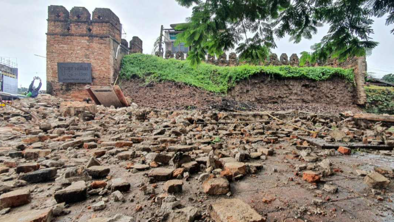 เชียงใหม่ฝนตกหนัก กำแพงประตูช้างเผือกพังถล่ม ชาวบ้านเชื่อลางบอกเหตุ 