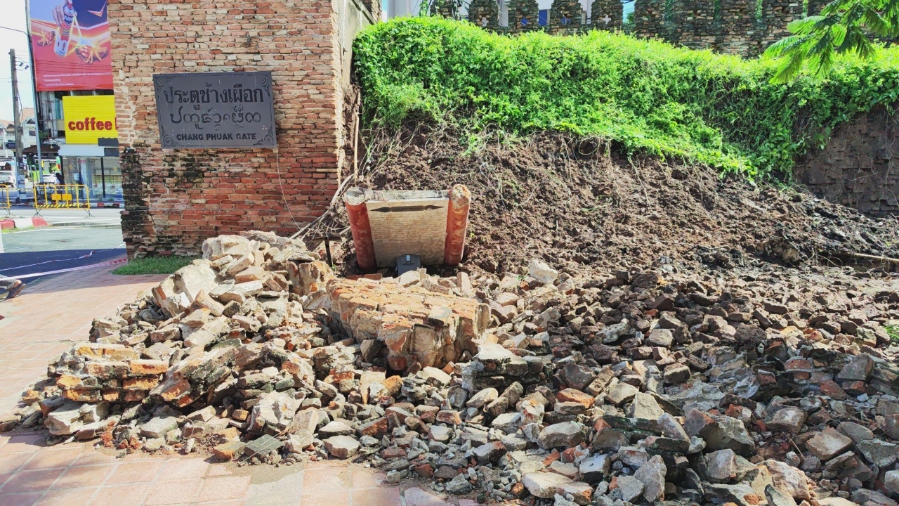 หวั่นถล่มซ้ำ กำแพงประตูช้างเผือก เวียงกุมกาม โบราณสถาน 700 ปี ถูกฝนซัด