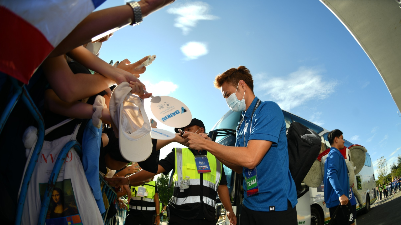 โมเมนต์น่ารัก "ธีราทร-นฤบดินทร์" แวะแจกลายเซ็นแฟนบอลก่อนดวล "ตรินิแดด" (คลิป)