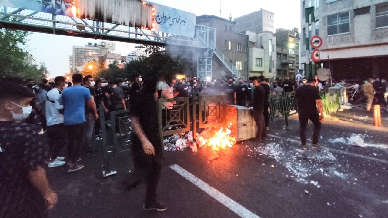 อิหร่านประท้วงลาม 20 เมือง แค้น ตร.ทำหญิงทำผิดกฎฮิญาบตาย ดับพุ่ง 9 ศพ