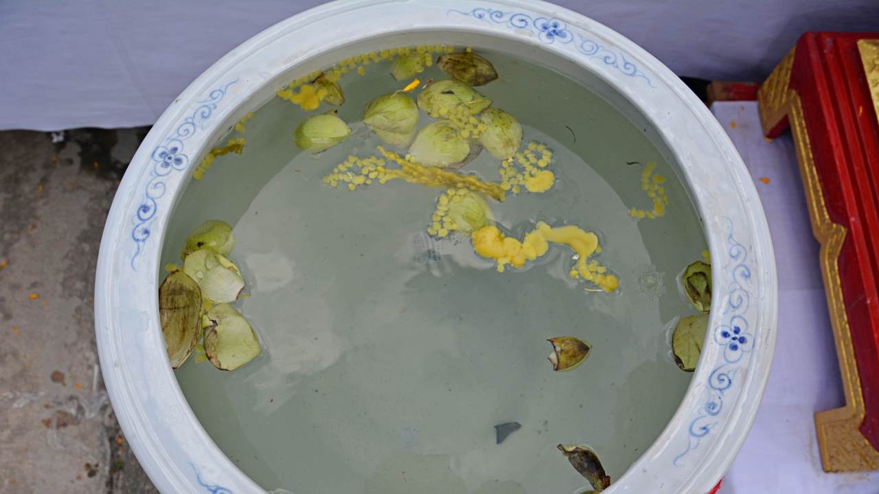 คอหวยแห่ส่อง "เลขเด็ด" อ่างน้ำมนต์ "วัดไผ่แขก" ไปลุ้นโชค 1/10/65