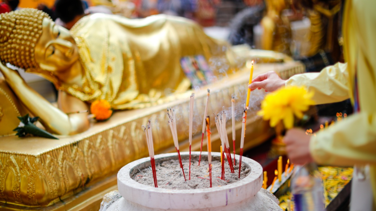 วันพระ 2566/2023 ทำบุญ เข้าวัดตามปฏิทินจันทรคติ