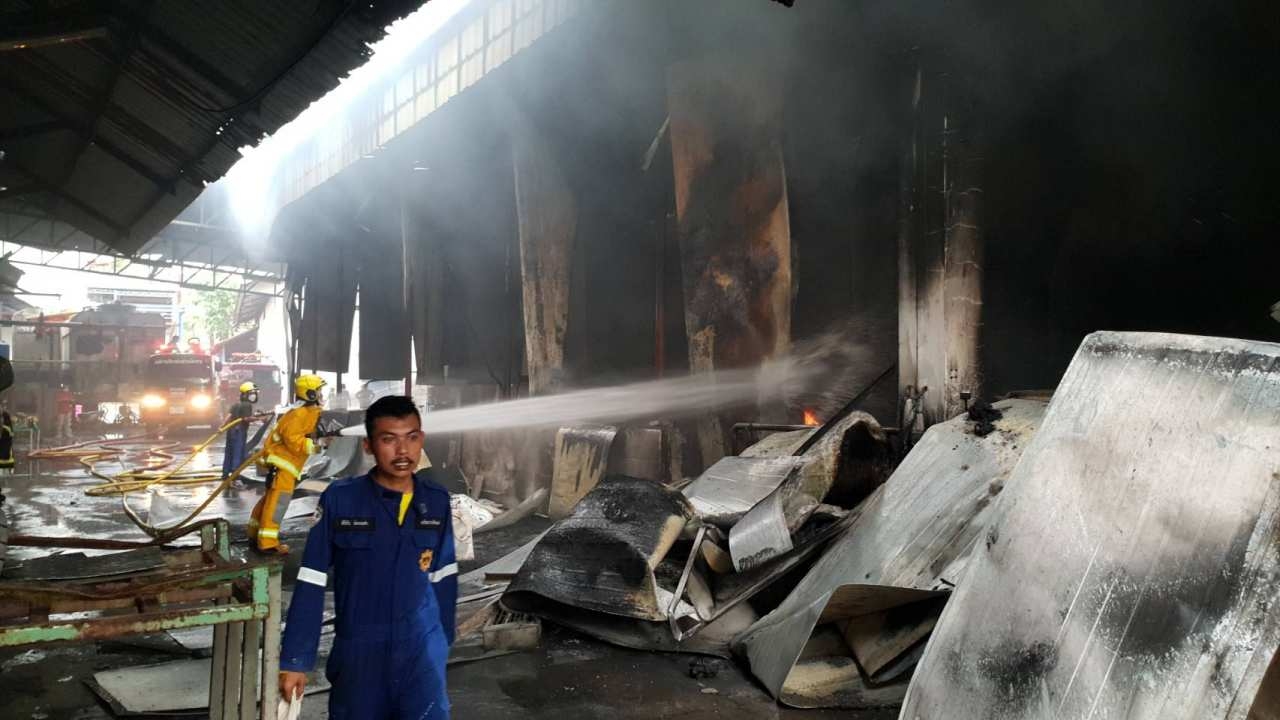 ไฟไหม้โกดังในโรงงานแปรรูปซีฟู้ดที่สมุทรสาคร ลามไปติดบ้านคนอีก 4 หลัง