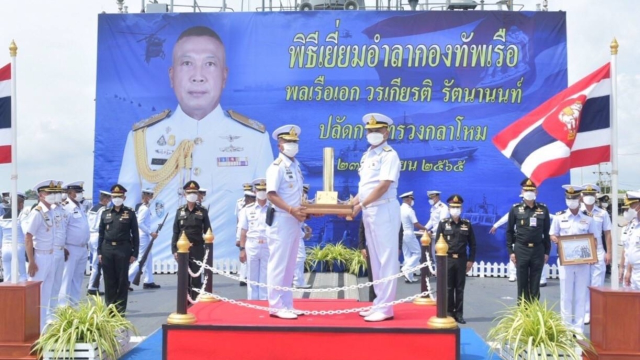 "บิ๊กหน่อย" ลงเรือหลวงนเรศวร ตรวจพลสวนสนามทางเรือ เพื่อเยี่ยมอำลา ทร.