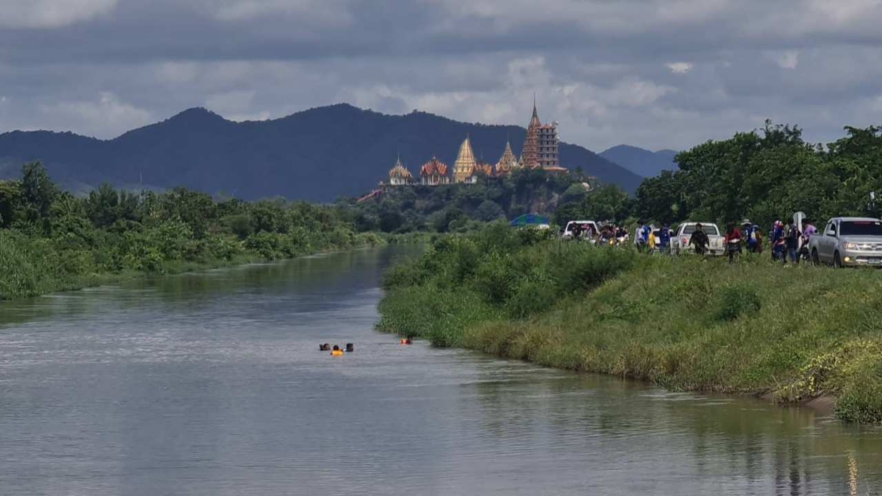 กู้ภัยกาญจน์ระดมประดาน้ำ หารถ ผอ.สาว คาดพุ่งลงคลองชลประทานที่ อ.ท่าม่วง