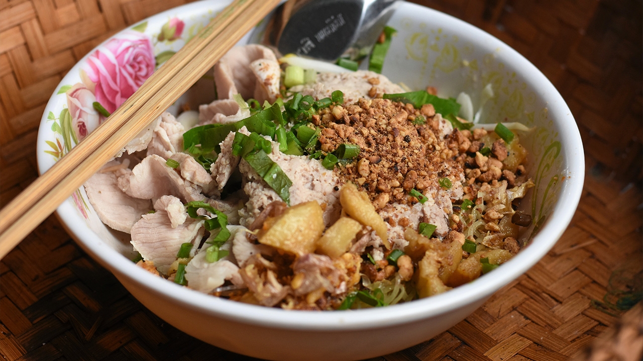 ต้มยำหมูบะช่อ เครื่องแน่น “ป้าอ้วนปากหมา” 