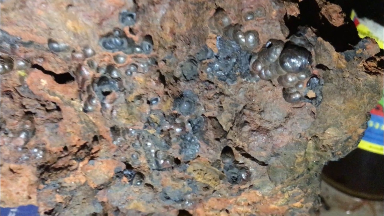 หนุ่มเจ้าของเหล็กไหล 100 ล้าน เจอเพิ่มอีก-งอกในหิน ชาวบ้านแห่ขอน้ำรักษาโรค