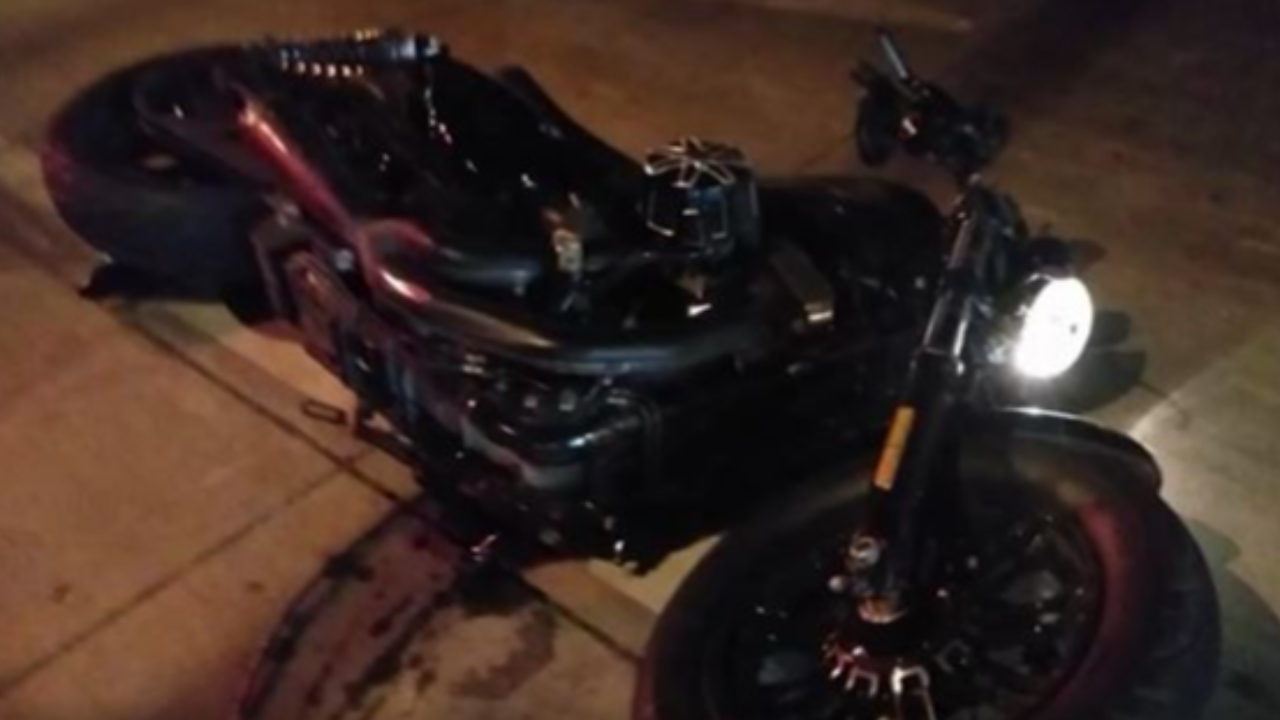 "ตูมสนั่น" บิ๊กไบค์พุ่งเสยท้ายกระบะจอดติดไฟแดง คนขับขาขาดเจ็บสยอง