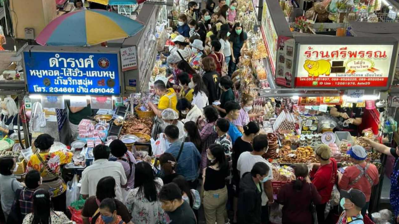 แน่นขนาด กาดในเชียงใหม่คนแห่ซื้อไส้อั่ว แคบหมู เป็นของฝาก