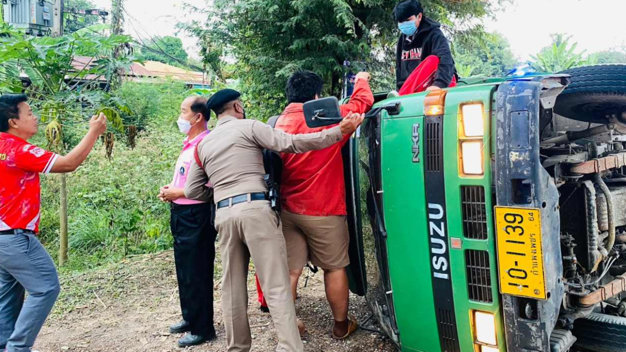 หวิดเศร้า รถนักเรียนหักหลบรถสวน พลิกคว่ำ ยังดีเด็กบาดเจ็บเล็กน้อย  