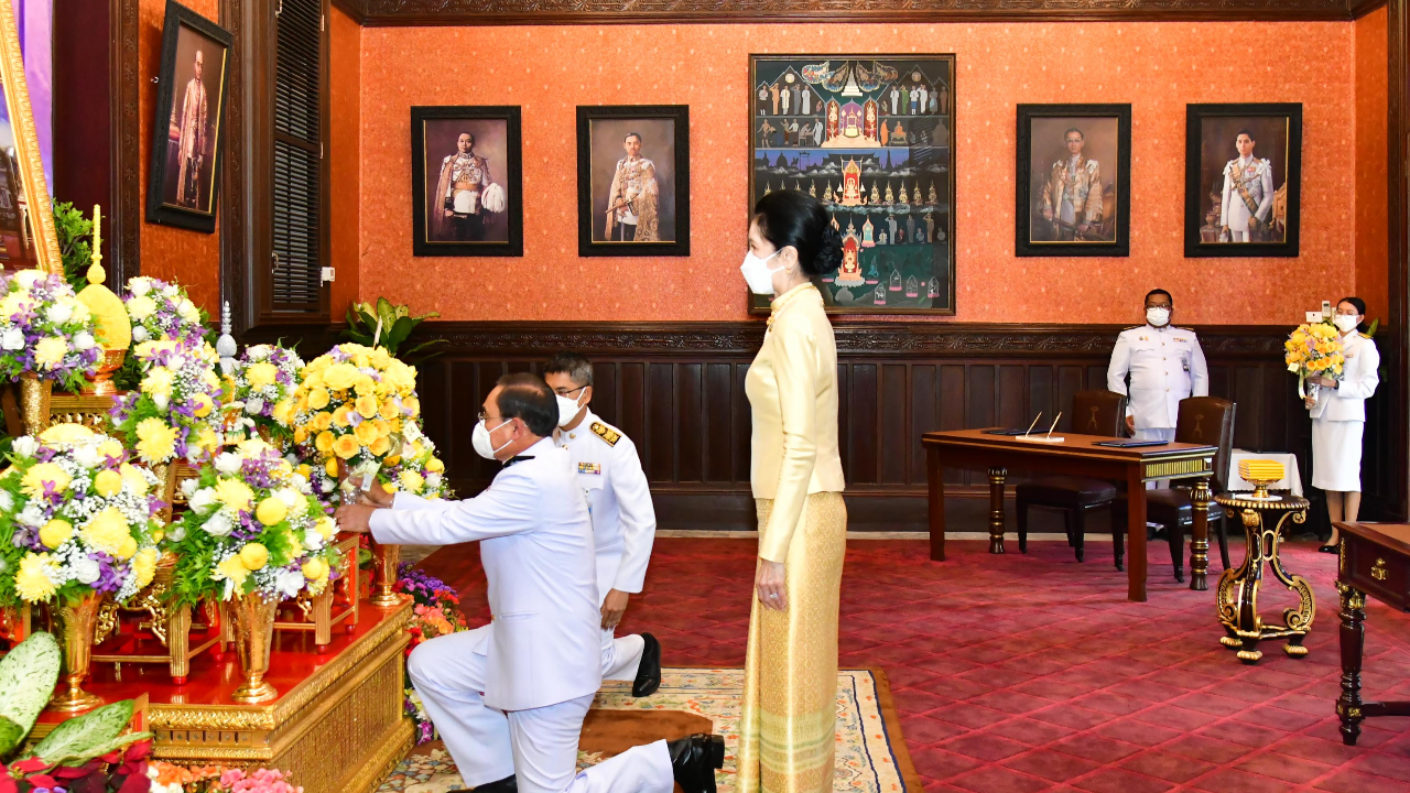 "นายกฯและภริยา" ลงนามถวายพระพร ในหลวง-พระราชินี ในโอกาสขึ้นปีใหม่ 2566